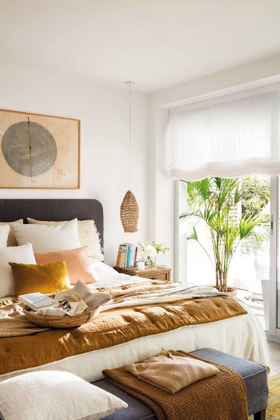 Las cortina tipo roller o visillo permiten ganar espacio y aportan calidez al dormitorio